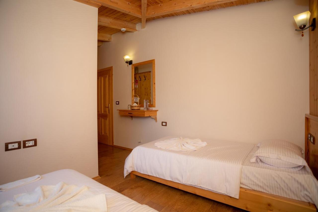 Hotel Shpija E Gjyshit Canaj Bagian luar foto