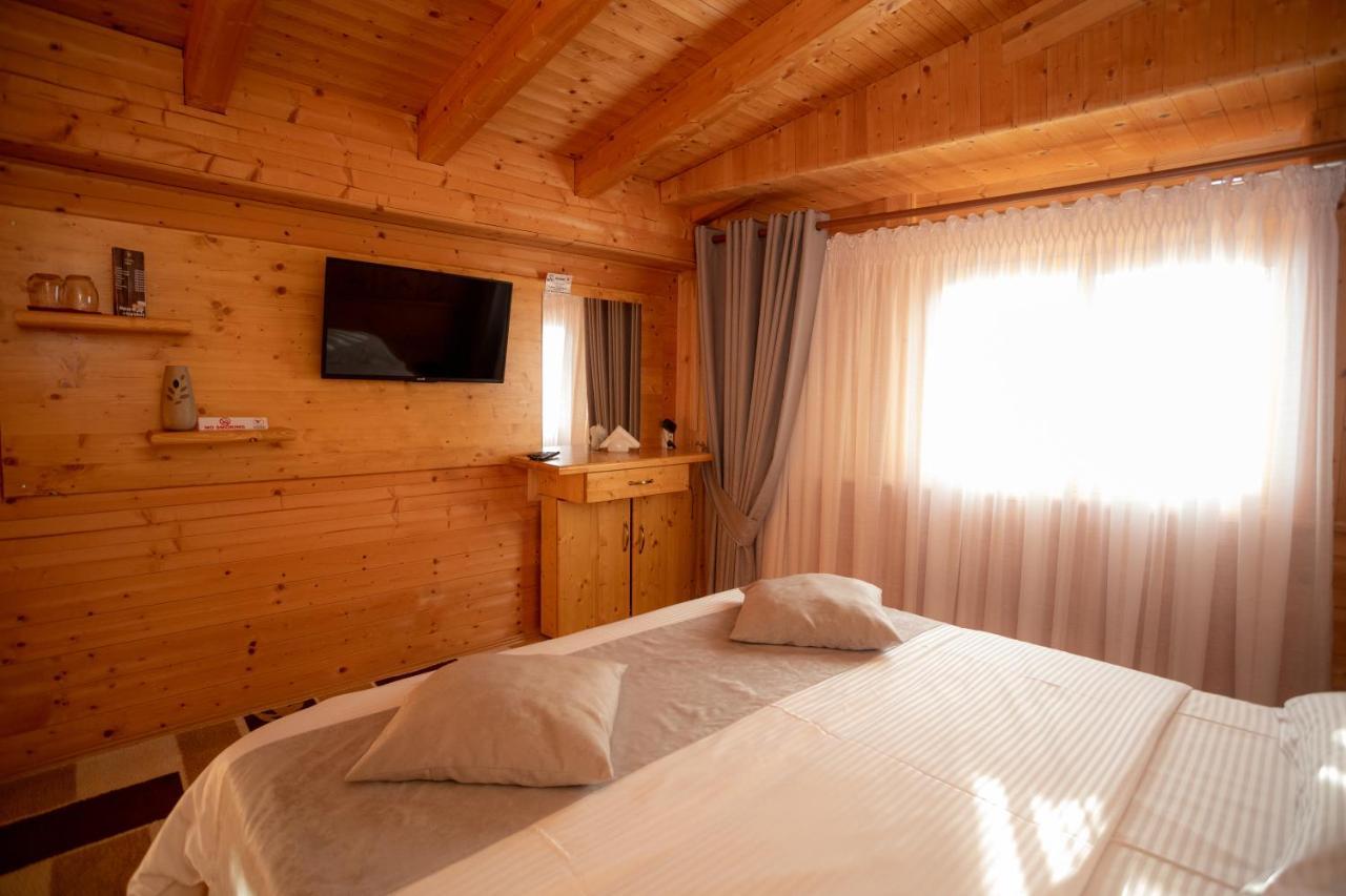 Hotel Shpija E Gjyshit Canaj Bagian luar foto